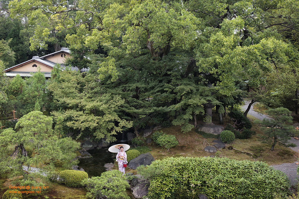 Kimono in Gion Garden