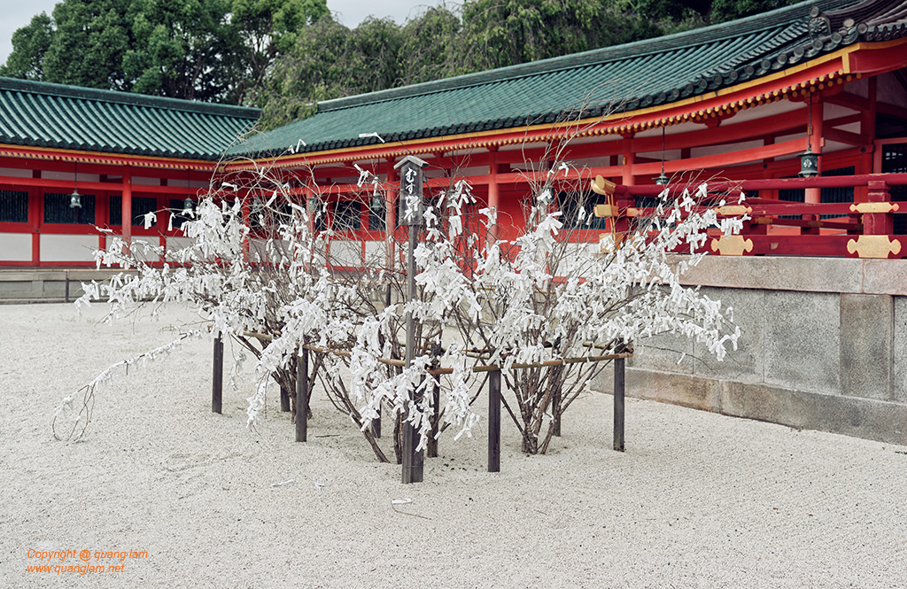Paper prayers in Heian Palace